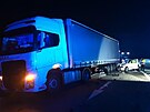 idika v osobnm voze na D1 u Mna narazila do patn odstavenho kamionu.