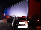 idika v osobnm voze na D1 u Mna narazila do patn odstavenho kamionu.