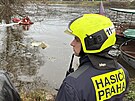 V prask ulici Roztock zasahovali hasii u potopen lodi ve Vltav. (10....