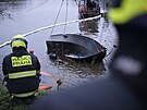 V prask ulici Roztock zasahovali hasii u potopen lodi ve Vltav. (10....