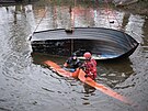 V prask ulici Roztock zasahovali hasii u potopen lodi ve Vltav. (10....
