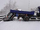 idi s nkladnm vozem pi couvn na namrzl silnici uklouzl a korbou narazil...