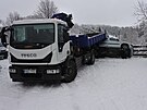 idi s nkladnm vozem pi couvn na namrzl silnici uklouzl a korbou narazil...