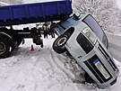 idi s nkladnm vozem pi couvn na namrzl silnici uklouzl a korbou narazil...