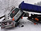 idi s nkladnm vozem pi couvn na namrzl silnici uklouzl a korbou narazil...