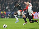 Sparanský útoník Victor Olatunji se ene za míem v utkání proti Feyenoordu.