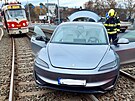 Auto vjelo do tramvajovho kolejit v prask Hostivai. Museli ho odstranit...