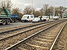 idi Tesly v Praze Hostivai najel do kolejit tramvaje. Vyprostili ho a...