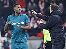 Mathias Zanka Jörgensen z Anderlechtu v p�eru�ené h�e diskutuje s trenérem.