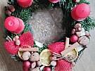 Adventnímu v�nci vládne �ervená, kterou dopl�ují lískové a vla�ské o�echy,...