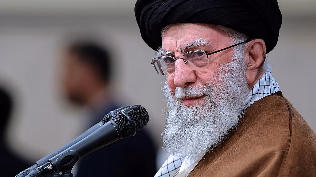 Íránský nejvy��í duchovní v�dce Alí Chameneí komentuje situaci v Sýrii. (11....