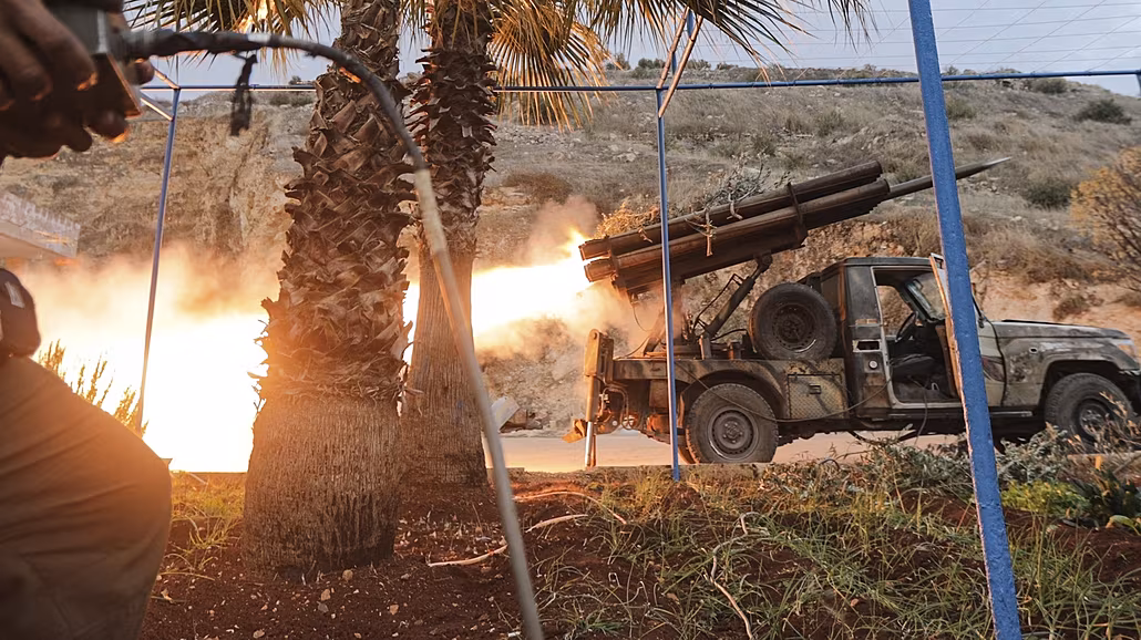 Chytré zbran�. Syrský protivládní povstalec odpaluje raketu pomocí dálkového...