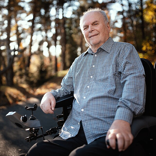 Herec, moder�tor a recit�tor Alfred Strej�ek je u� sedm let na voz�ku, ale neopou�t� ho nad�je. �St�le m�m velkou chu� do �ivota, st�le m��u spolupracovat s rozhlasem nebo na��tat knihy.�