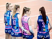 Prostjovské volejbalistky se radí.