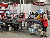 Zákazníci ve front obchodu etzce Costco v Novatu v Kalifornii. (11. prosince...