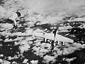 Americk� bombard�r B-24 Liberator se ��t� k zemi po �toku n�meck� st�ha�ky a...