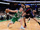 Payton Pritchard (11) z Boston Celtics se v zápase s Detroit Pistons snaí...