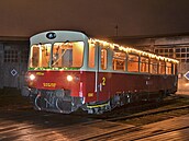 Sváte�ní nazdobený motorový v�z M152.0604 Kolej-klubu p�ed turnovskou výtopnou