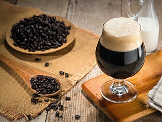 Test stout�. Poznejte pivo s barvou a chutí ho�ké kávy.