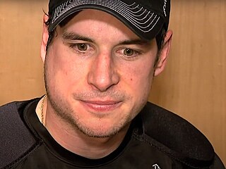 Hokejový útoník Sidney Crosby bhem rozhovoru s nateklým obliejem, pozdji...