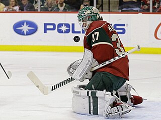 Branká Josh Harding z Minnesoty vyráí stelu  Masona Raymonda z Toronta.