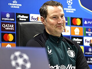 Trenér Brian Priske z Feyenoordu Rotterdam na tiskové konferenci ped zápase...