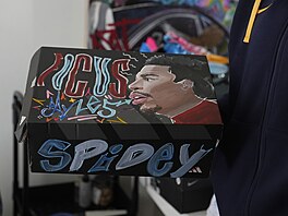 Jayda Nobleová zdobí také krabice malovaných bot.