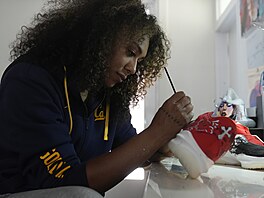 Jayda Nobleová zdobí boty pro hrá�e basketbalu.