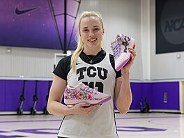 Hailey Van Lithová z TCU pózuje s unikátním párem bot od Jaydy Nobleové.