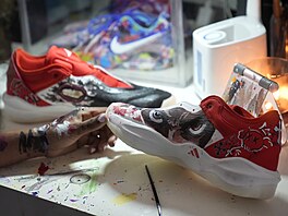 Výrobní proces. Jayda Nobleová zdobí basketbalovou obuv.