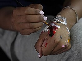 Paleta na ruce. Jayda Nobleová míchá barvy, kterými zdobí basketbalovou obuv.