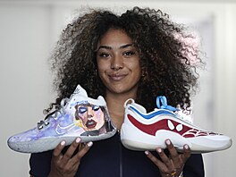 Basketbalistka a um�lkyn� Jayda Nobleová ukazuje malované basketbalové boty.