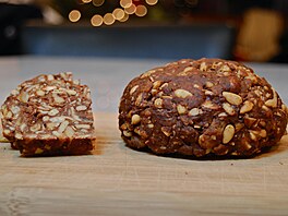 Hlavní roli mezi váno�ními dezerty ve Ferra�e hraje panepato (té� pampapato) V...