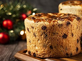 Panettone je sladký chléb z Milána ve tvaru kopule. Provon�ný je citronovou...