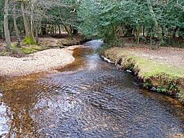 V hrabství Hampshire si trochu nab�hli. Nejen�e tímto územím protéká a� k ústí...