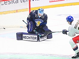 eský útoník Dominik Kubalík (18) z brejku pekonává finského gólmana Emila...