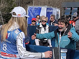 Ester Ledecká objímá servismana Guntrama Mathise po vít�zství v super-G p�i...