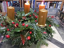 �tená�ka Petra pojala leto�ní váno�ní výzdobu sportovn�. Adventní v�nec...