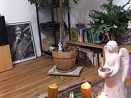 Petra sv�j váno�ní koutek doplnila o so�ku and�la, který dr�í misti�ku se...