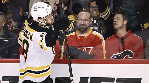 David Pastr��k z Bostonu slav� sv�j g�l b utk�n� proti Calgary.