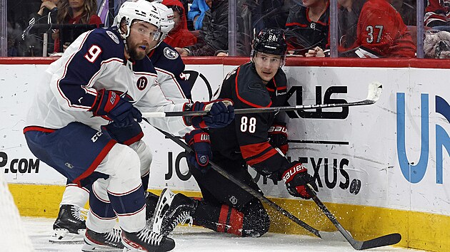 Martin Ne�as z Caroliny (vpravo) a Ivan Provorov z Coumbusu.