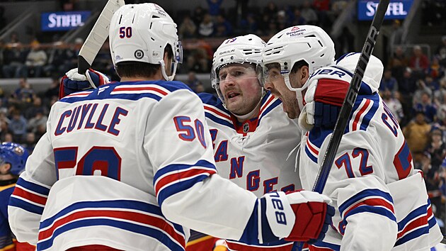 Hokejist� NY Rangers oslavuj� g�l. Zleva: Will Cuylle, Alexis Lafreniere a Filip Chytil.