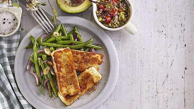 Grilované halloumi se zelenými fazolkami na esneku