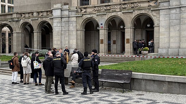 Policejn opaten u Prvnick fakulty v Praze. (19. prosince 2024)