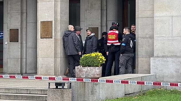 Policejn opaten u Prvnick fakulty v Praze. (19. prosince 2024)