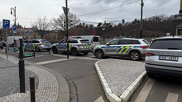 Policejn opaten u Prvnick fakulty v Praze. (19. prosince 2024)