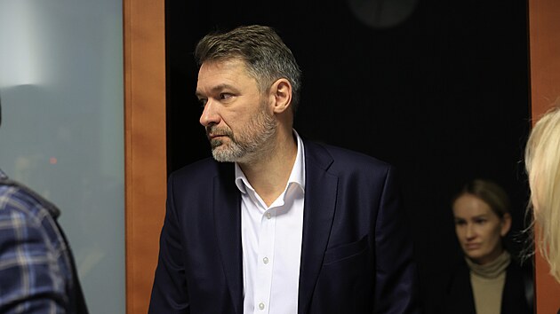U Mstskho soudu v Brn pokraovalo projednvn kauzy kolem pidlovn nebytovch prostor v ulici Hlinky 46 a Hlinky 46a. Na snmku obalovan lka Petr Ha a Monika Janokov. (12. prosince 2024)