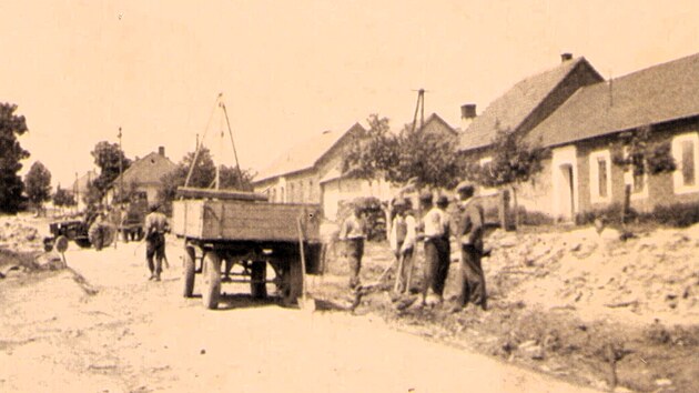 Na dobov�ch sn�mc�ch je Bous�n, jak vypadal pot�, co ho l�ta vyu��val wehrmacht. Obyvatel� vesnic cht�j� p��t� rok nucen� vyst�hov�n� ve velk�m p�ipomenout p�i v�ro�� 80 let od konce druh� sv�tov� v�lky. Pohled p�es trosky na d�ev�nou pumpu u domu �. 6 a na d�m �. 5.