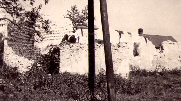 Na dobov�ch sn�mc�ch je Bous�n, jak vypadal pot�, co ho l�ta vyu��val wehrmacht. Obyvatel� vesnic cht�j� p��t� rok nucen� vyst�hov�n� ve velk�m p�ipomenout p�i v�ro�� 80 let od konce druh� sv�tov� v�lky.