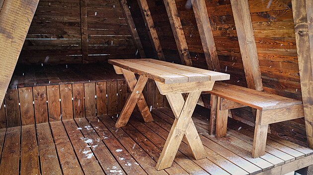tulnu z modnovho a smrkovho deva, ve kter mohou turist pekat chvilkovou vnici, ale i noc, postavily na dlkov trase Via Czechia pod Lysou horou.